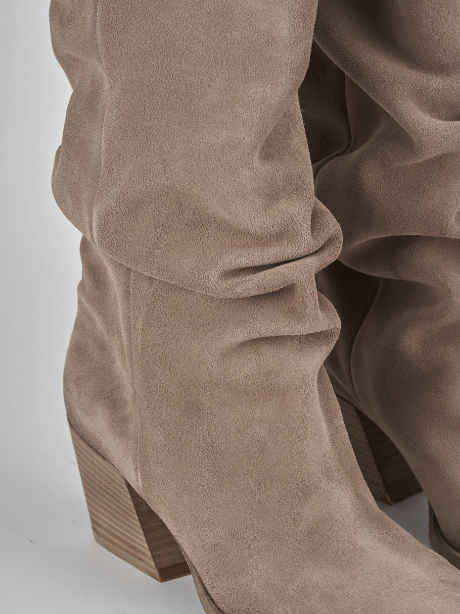 Stivali con tacco beige sale