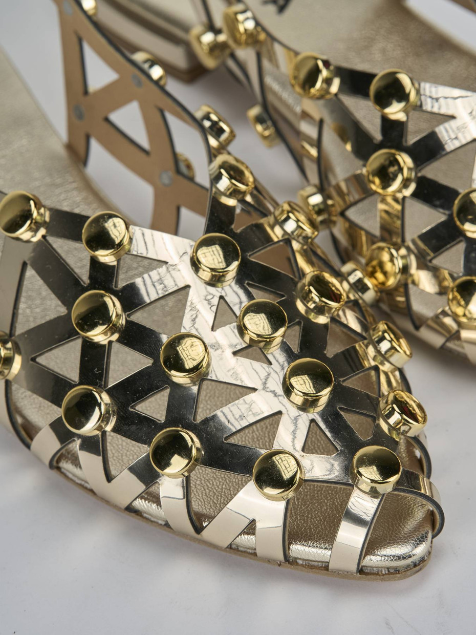 Sandalo tacco 2 cm oro pelle