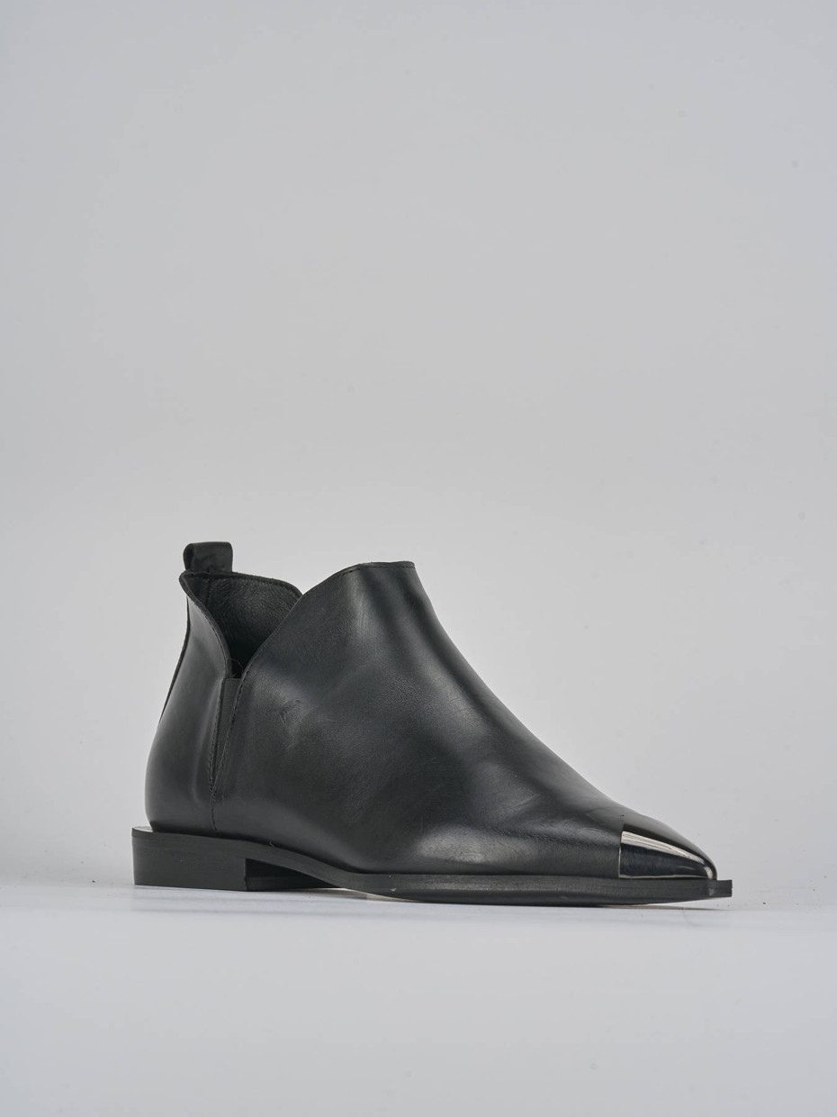 Stivaletto tacco 2 cm nero pelle