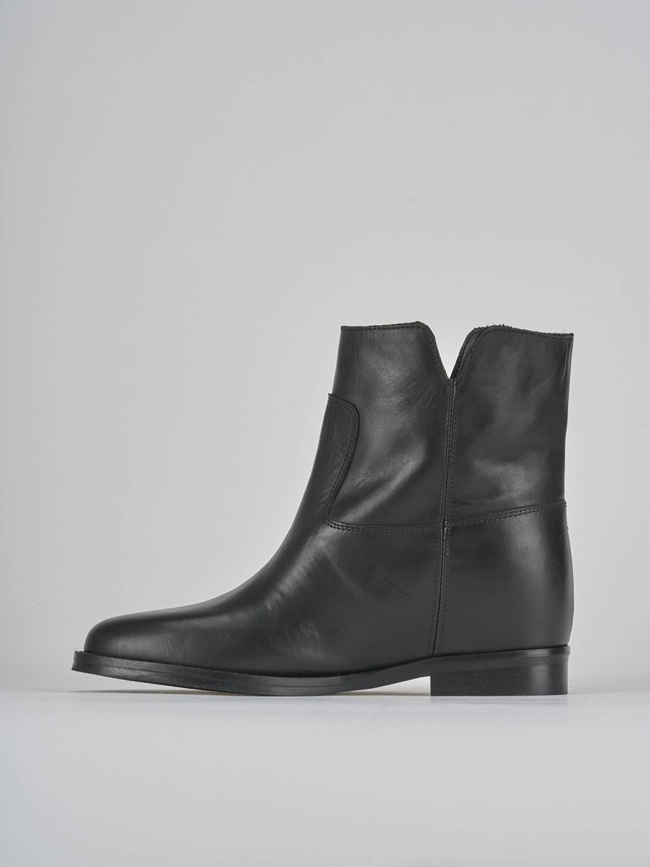 Stivaletto tacco 2 cm nero pelle