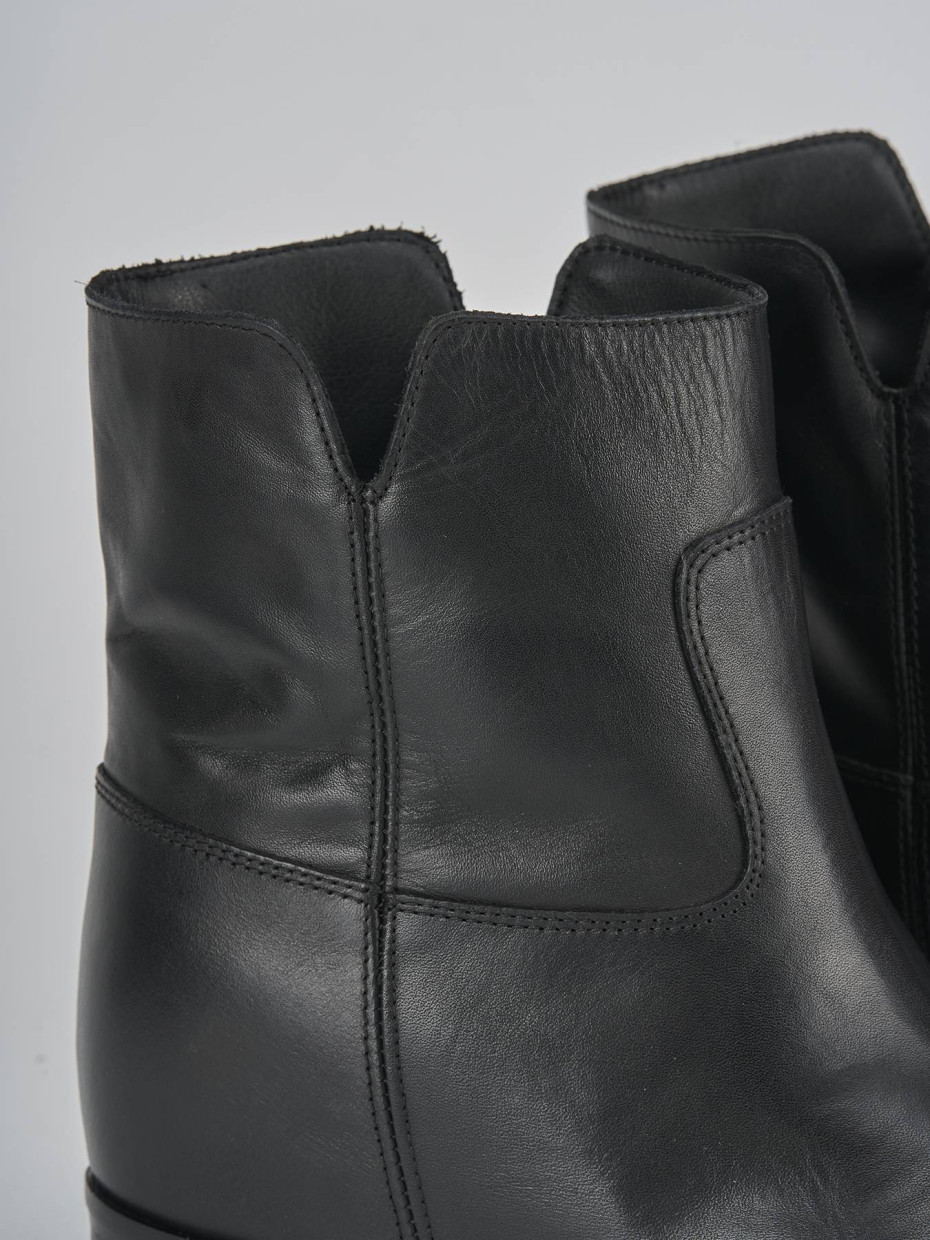 Stivaletto tacco 2 cm nero pelle