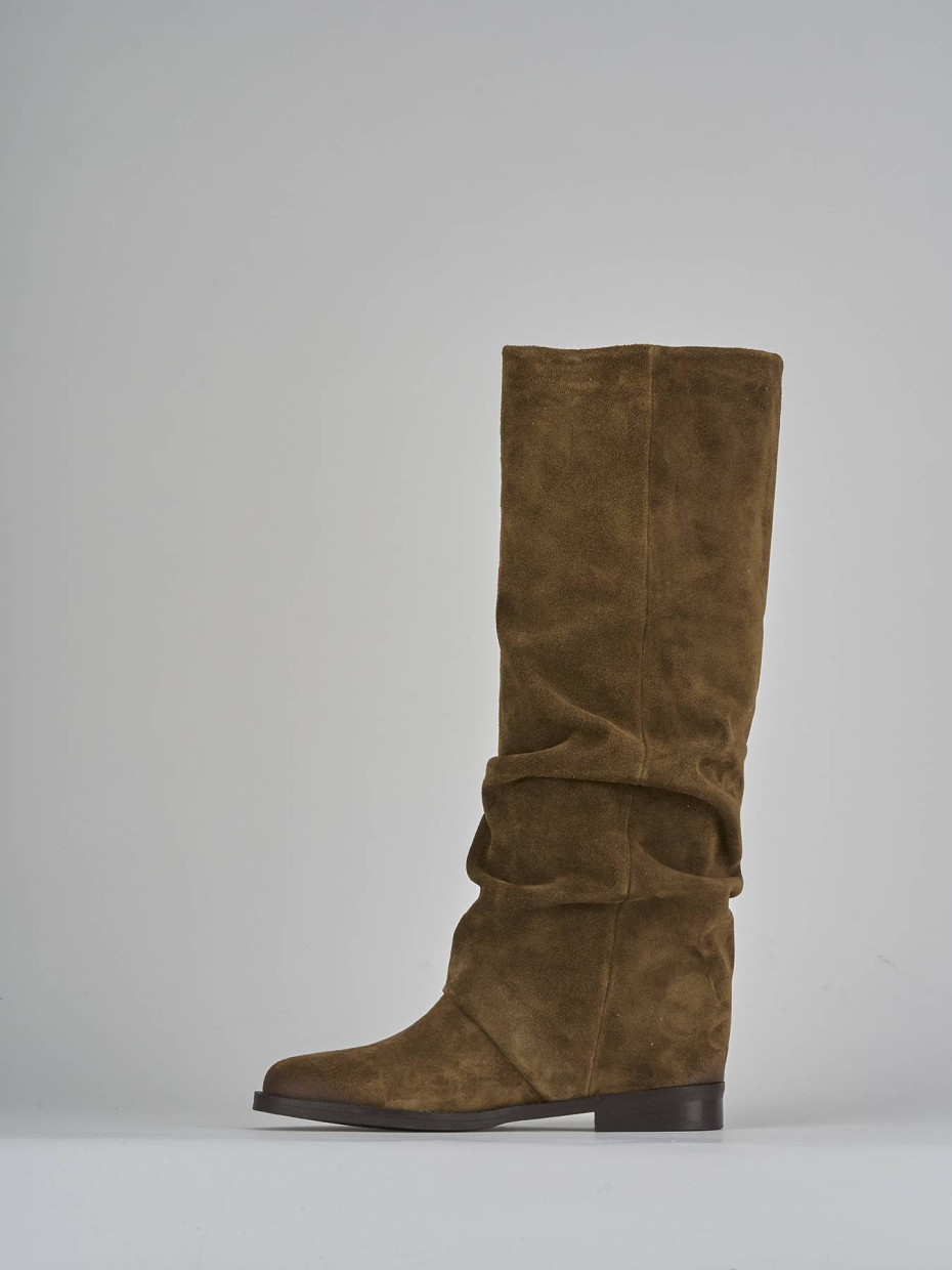Stivale tacco 2 cm marrone camoscio