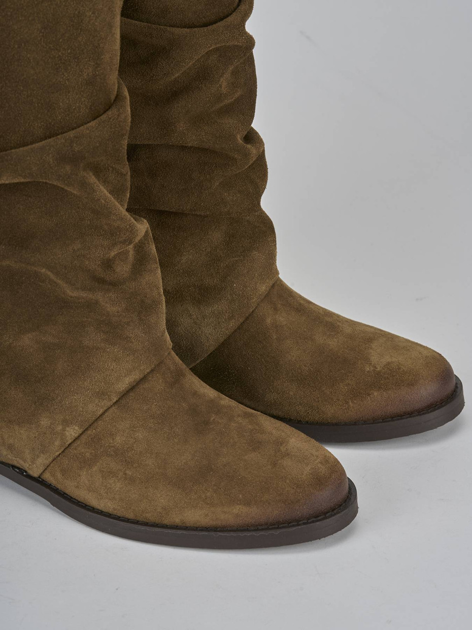 Stivale tacco 2 cm marrone camoscio