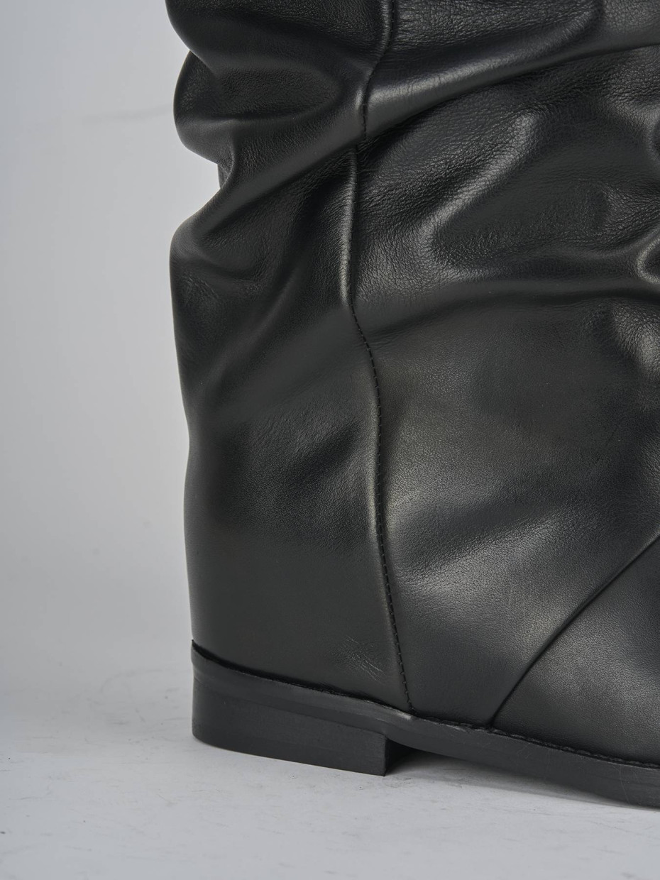 Stivale tacco 2 cm nero pelle