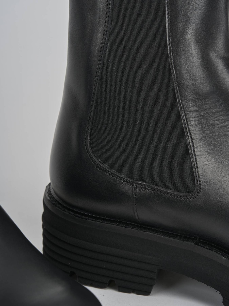 Stivaletti tacco 2cm pelle nero