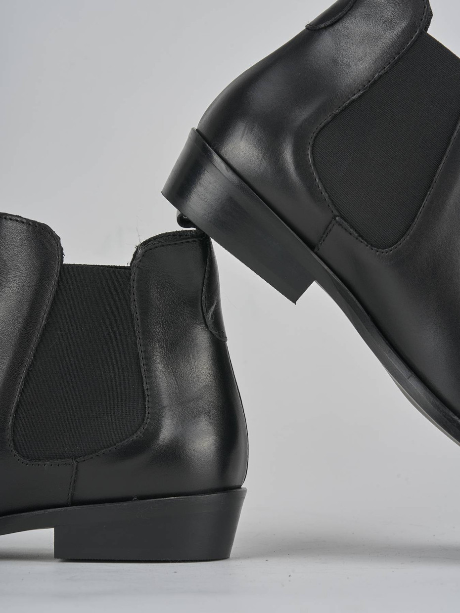 Stivaletti tacco 2cm pelle nero