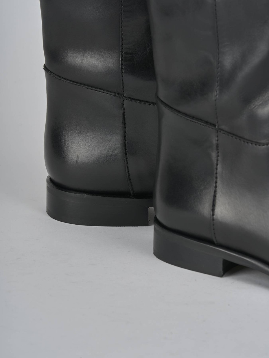 Stivali tacco 2cm pelle nero