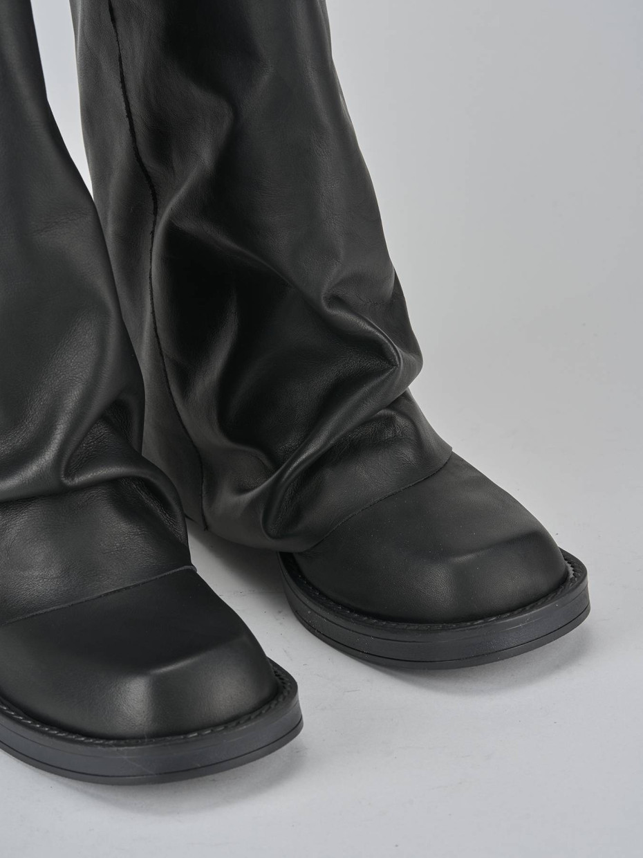 Stivali tacco 3cm pelle nero