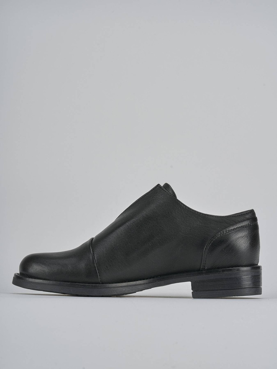 Stringata tacco 2 cm nero pelle