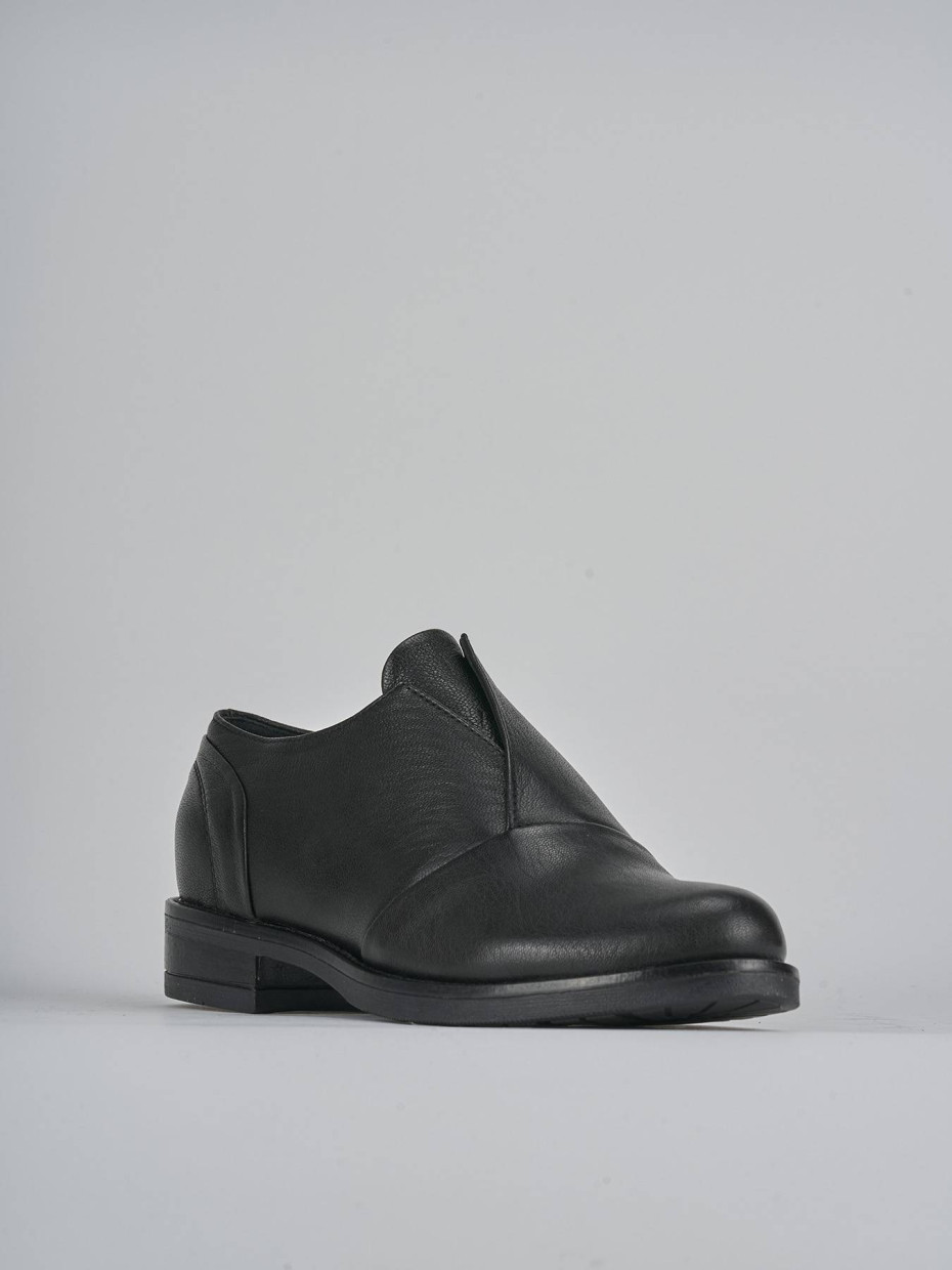 Stringata tacco 2 cm nero pelle