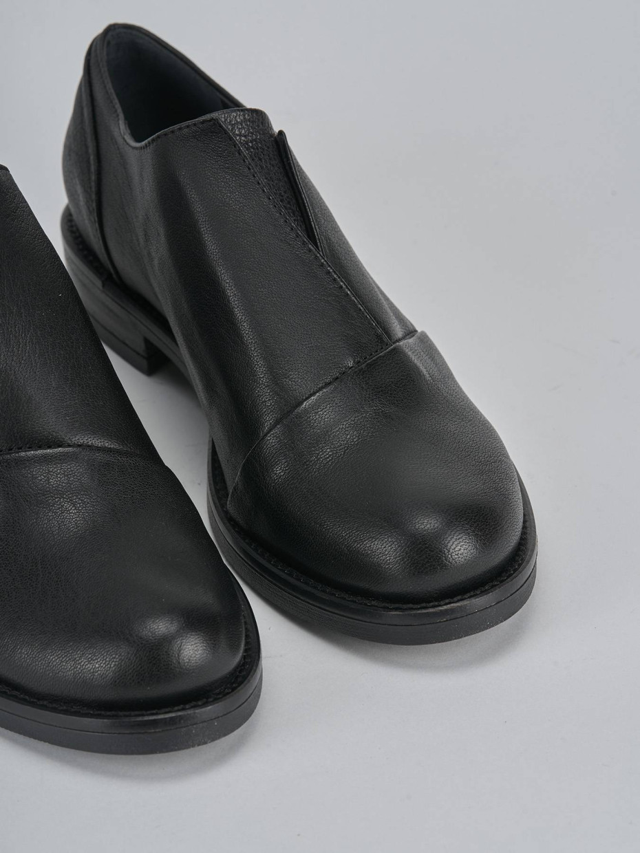 Stringata tacco 2 cm nero pelle