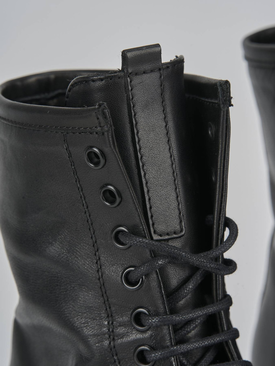 Anfibi tacco 2cm pelle nero
