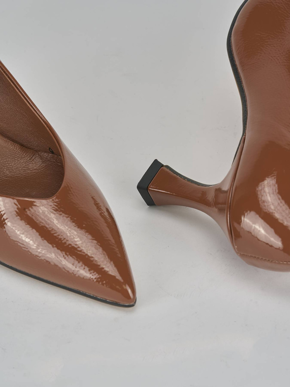 Décolleté e slingback tacco 7cm vernice marrone