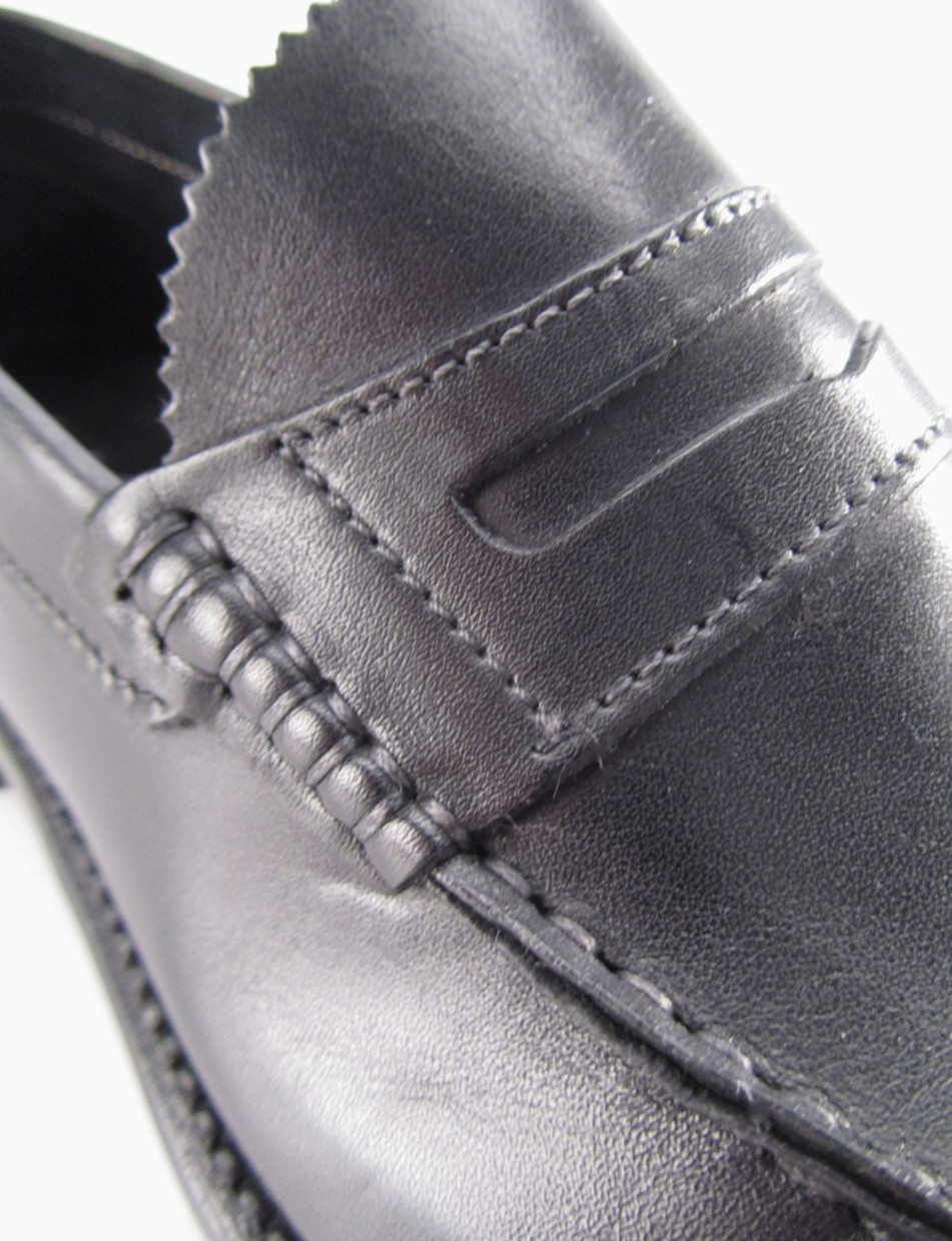 Loafers black leather