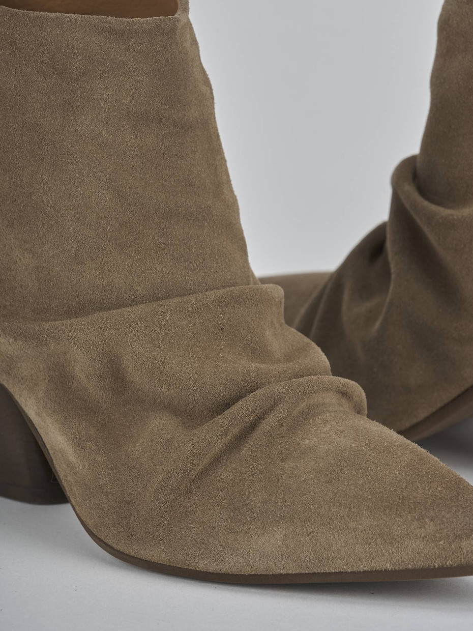 Stivaletti tacco 7cm camoscio beige