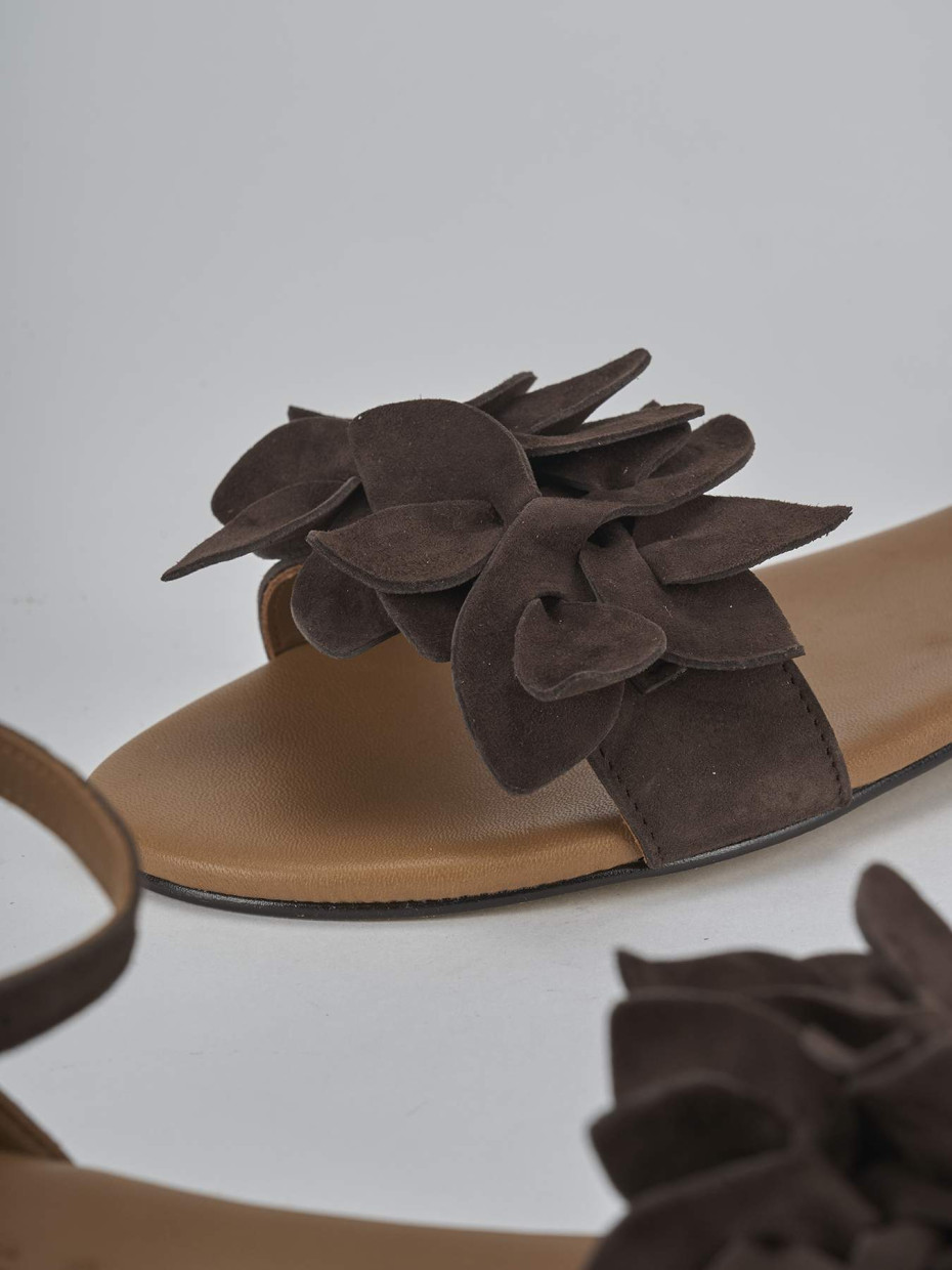 Sandalo tacco 1 cm testa camoscio