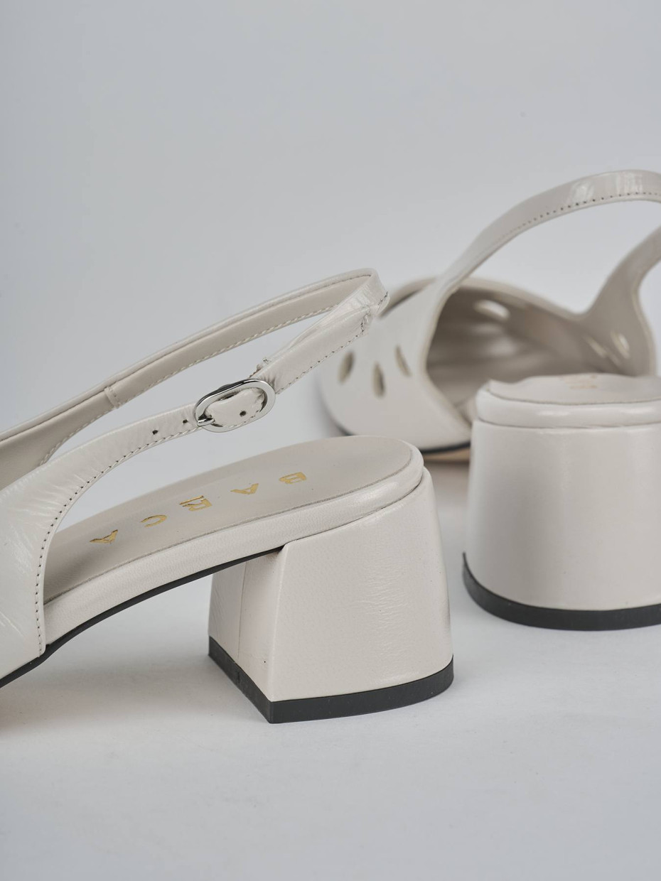 Décolleté e slingback tacco 5cm vernice beige