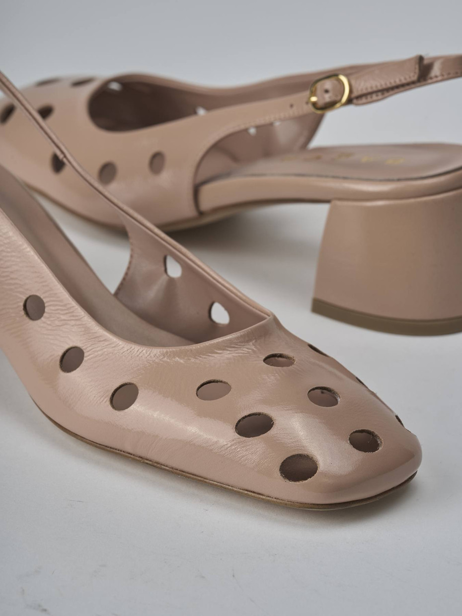 Décolleté e slingback tacco 5cm vernice beige