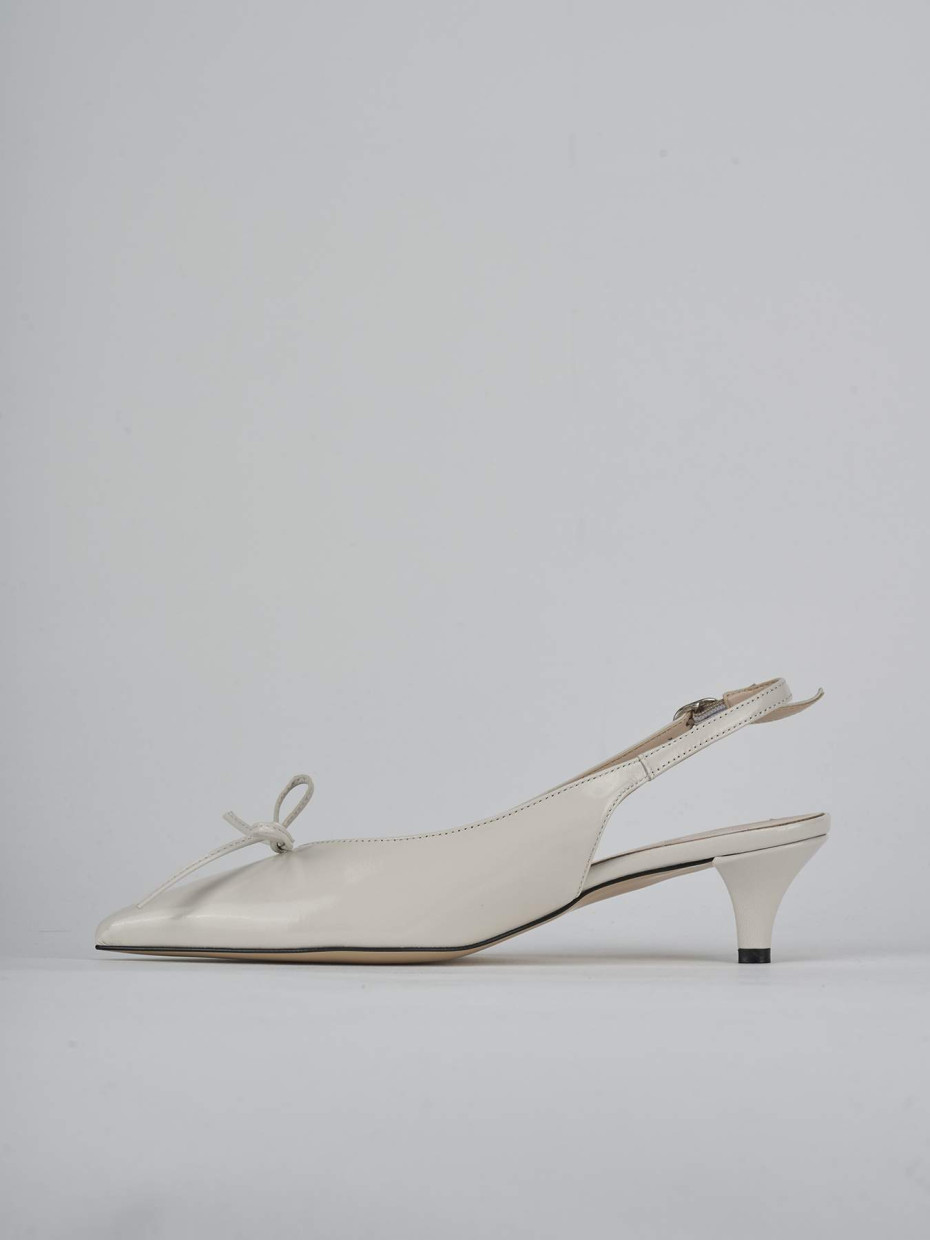 Décolleté e slingback tacco 5cm vernice beige
