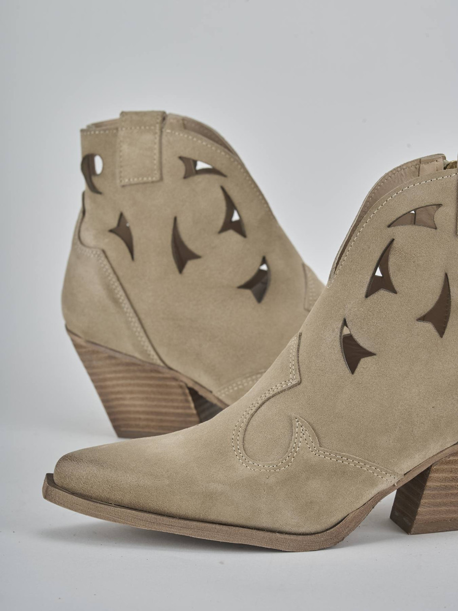 Stivaletti tacco 6cm camoscio beige
