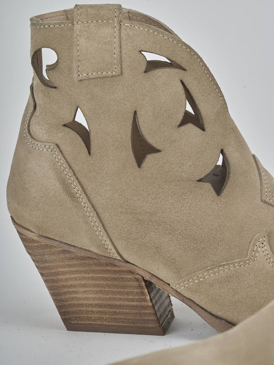 Stivaletti tacco 6cm camoscio beige