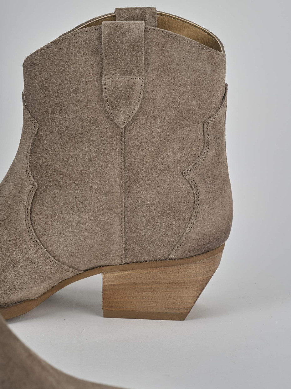 Stivaletti tacco 5cm camoscio beige