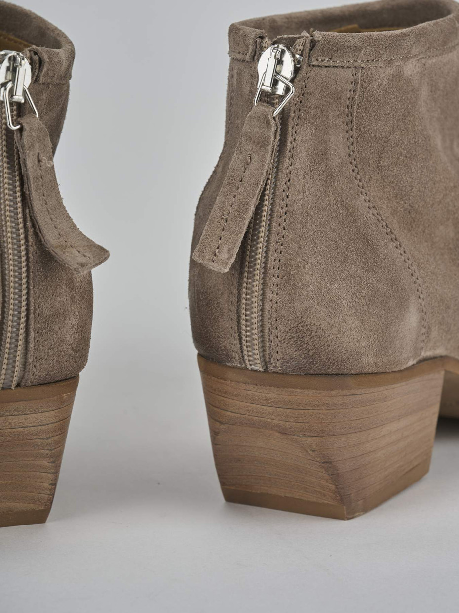 Stivaletti tacco 5cm camoscio beige