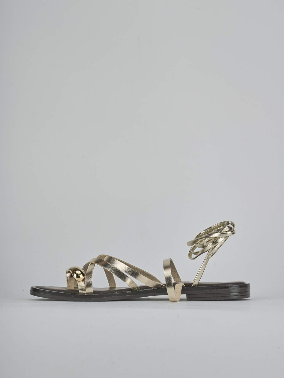 Sandalo tacco 1 cm oro laminato