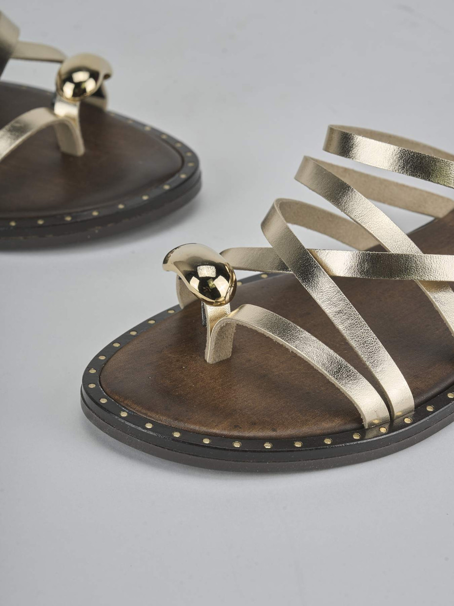 Sandalo tacco 1 cm oro laminato