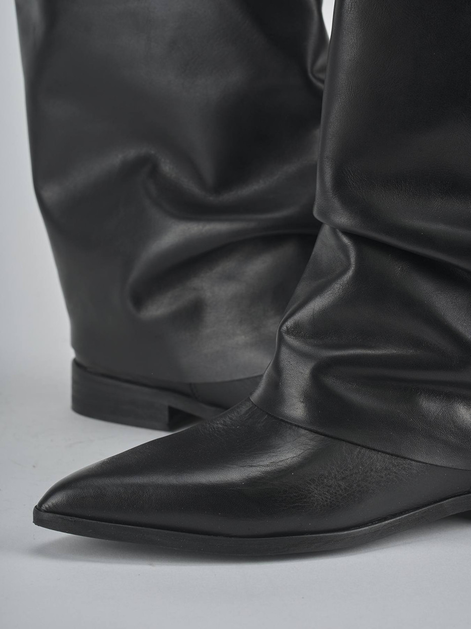 Stivali tacco 2cm pelle nero