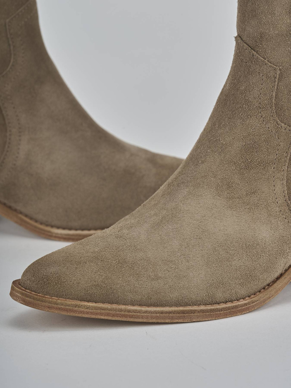 Stivaletti tacco 4cm camoscio beige