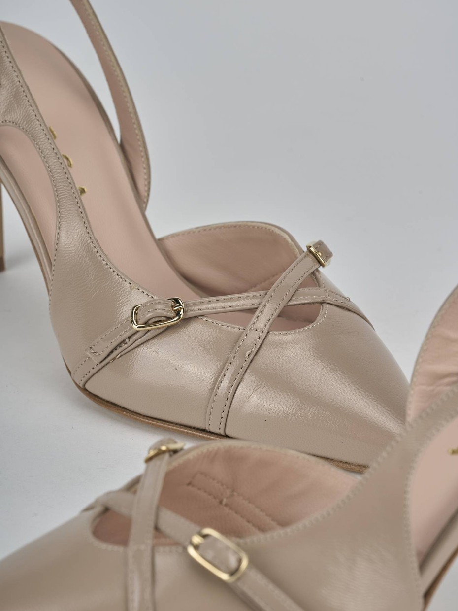 Décolleté e slingback tacco 7cm vernice beige