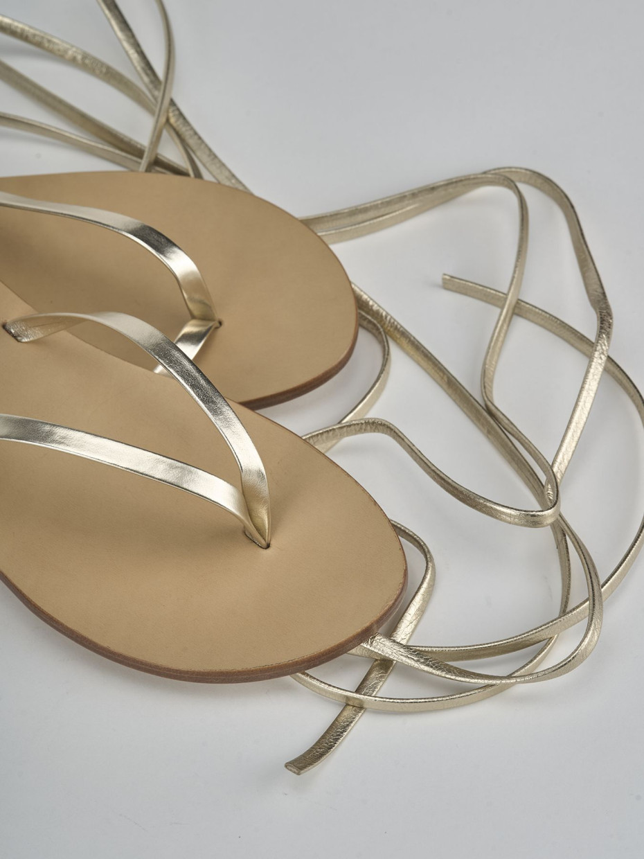 Sandali tacco 1cm laminato oro