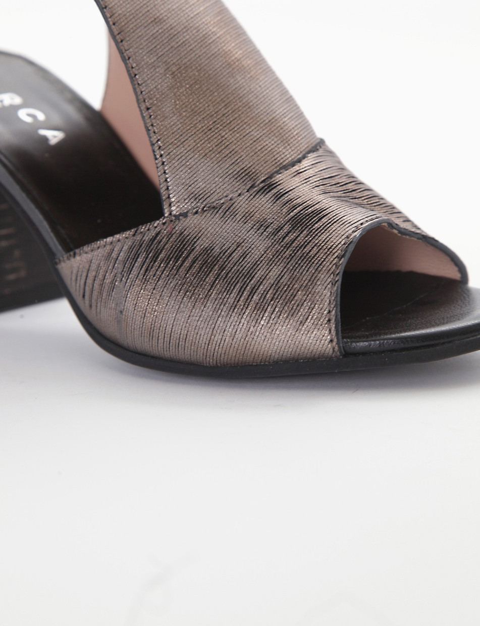 Sandalo spuntato tacco 70 con fondo cuoio e soletto in vera pelle grigio