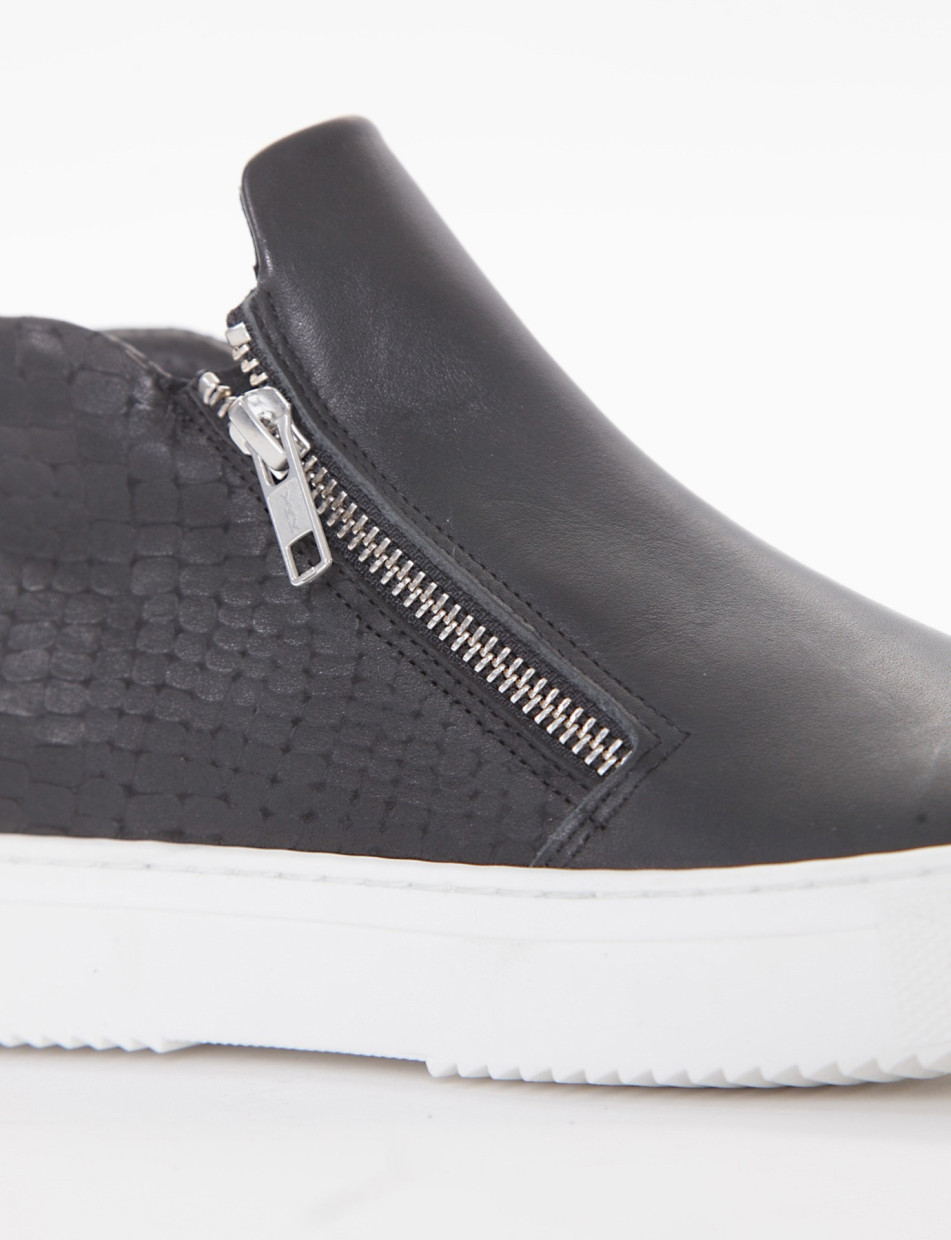 Sneaker / slip-on alta in pelle fondo gomma nero