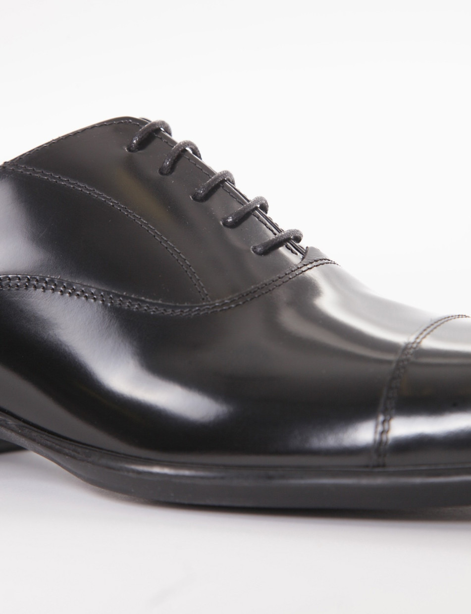 Stringata oxford con tacco 2cm nero