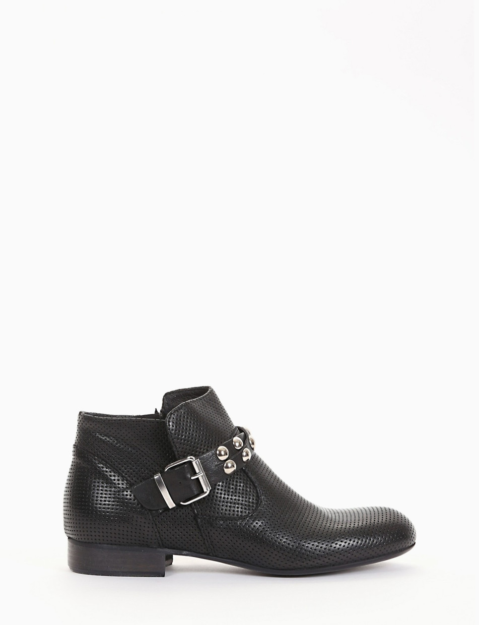 Stivaletto basso con fondo gomma e soletto in vera pelle nero