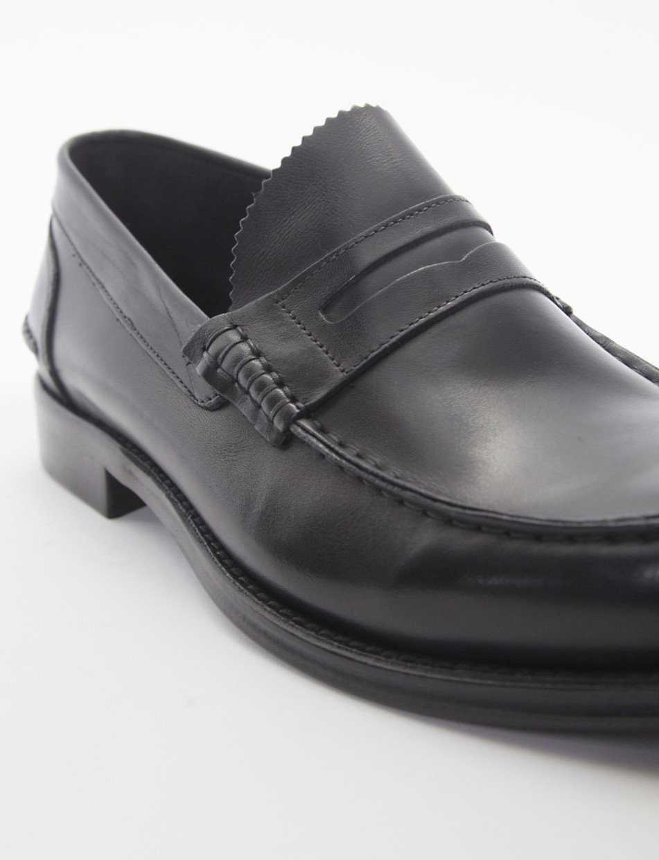 Loafers heel 2 cm black leather