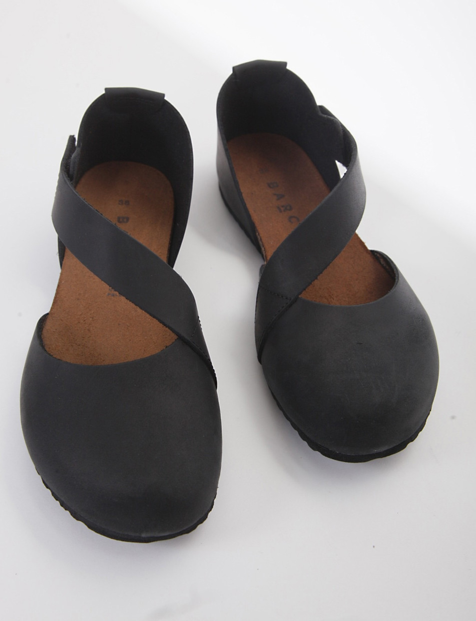 Flat shoes black