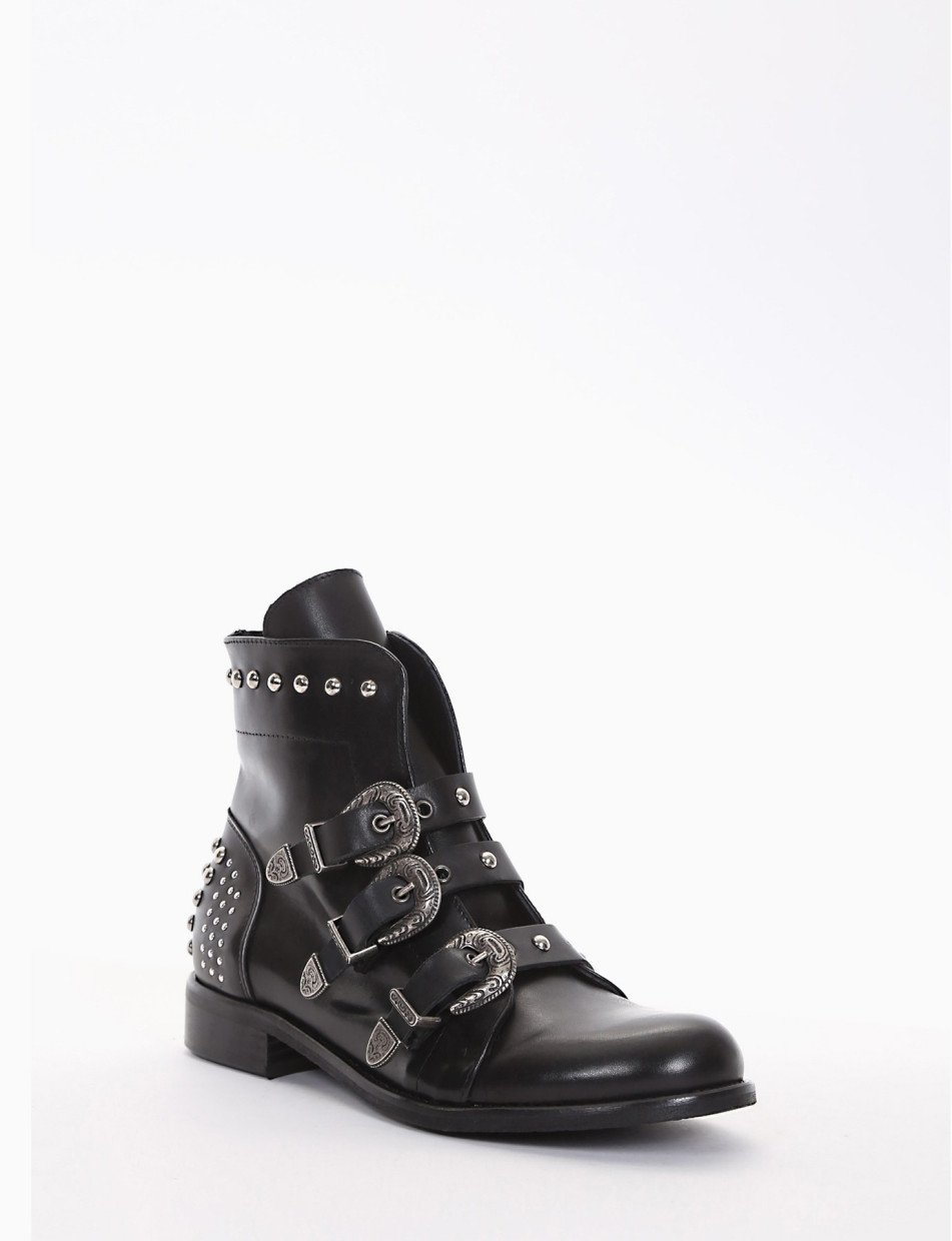 Stivaletto tacco 2 cm nero