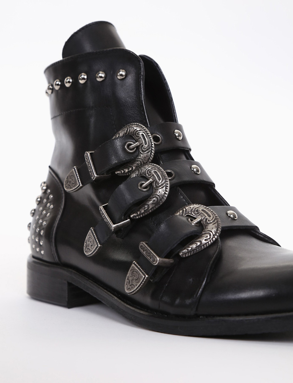 Stivaletto tacco 2 cm nero