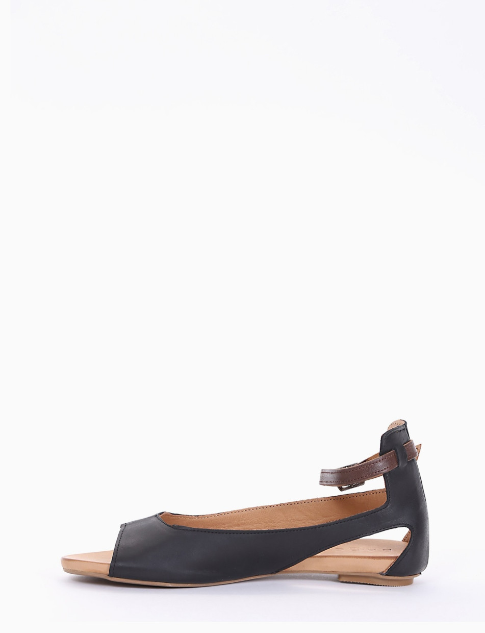 Low heel sandals black leather