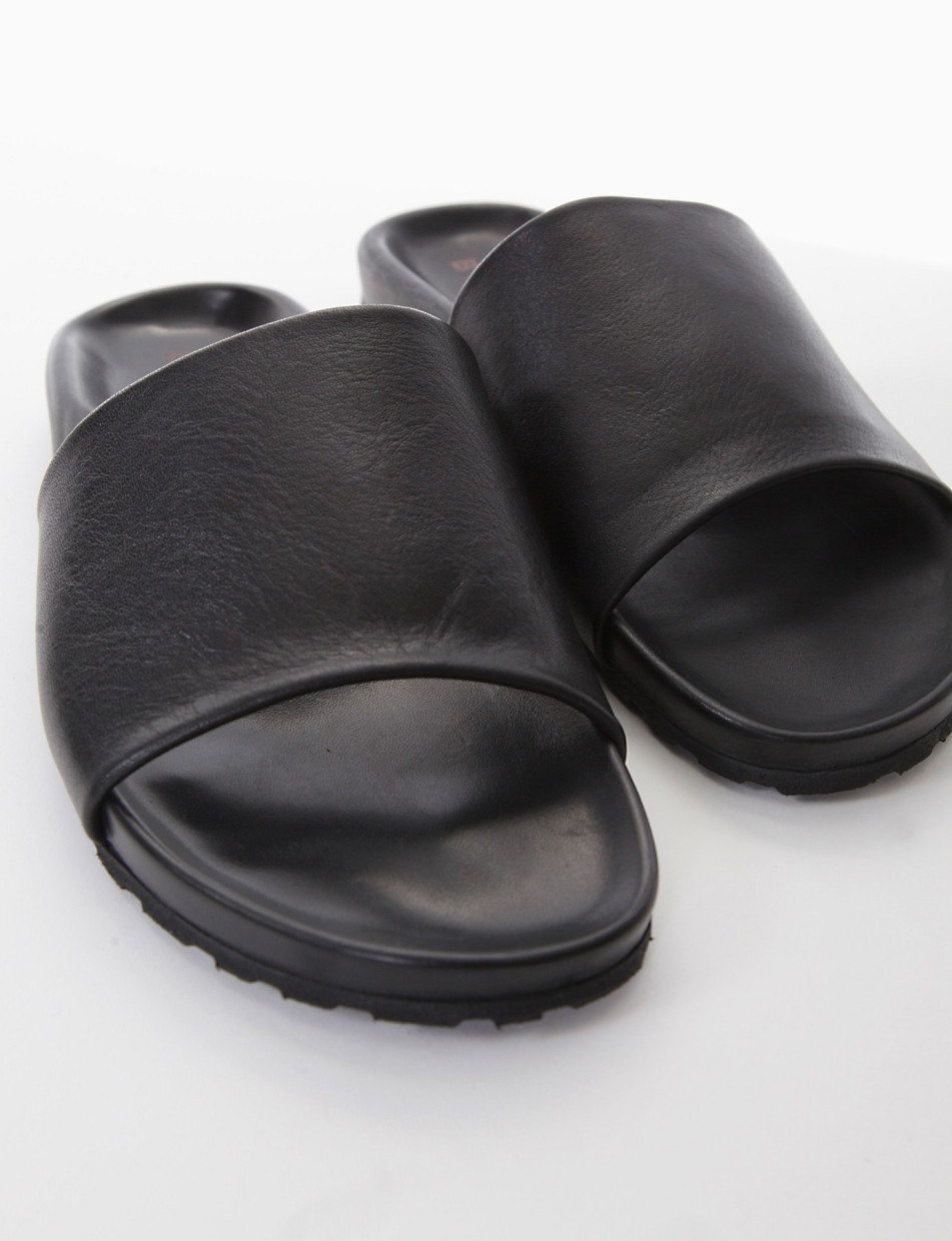 Slippers heel 1 cm black leather