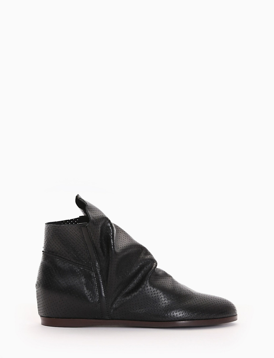 Stivaletto con zeppa interna 3cm nero