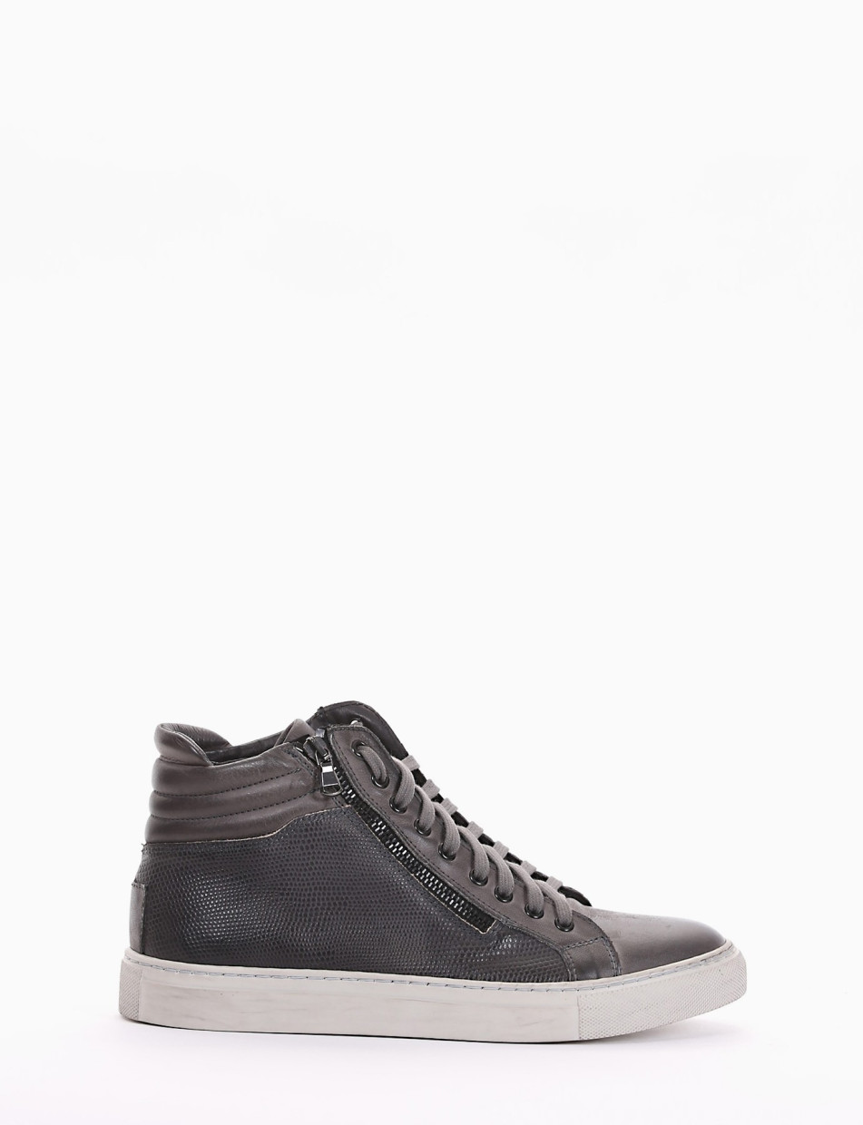 Sneakers grey leather