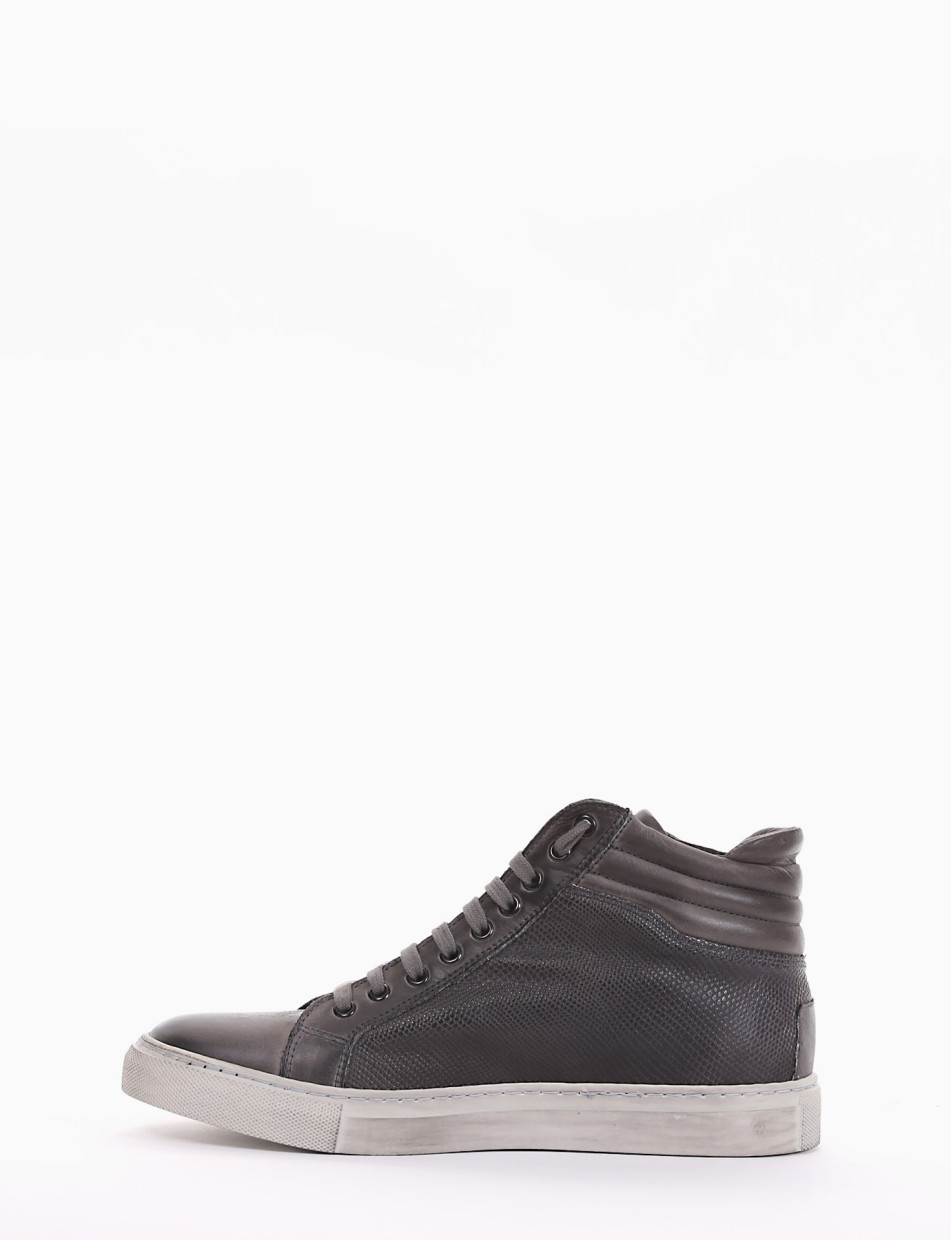 Sneakers grey leather