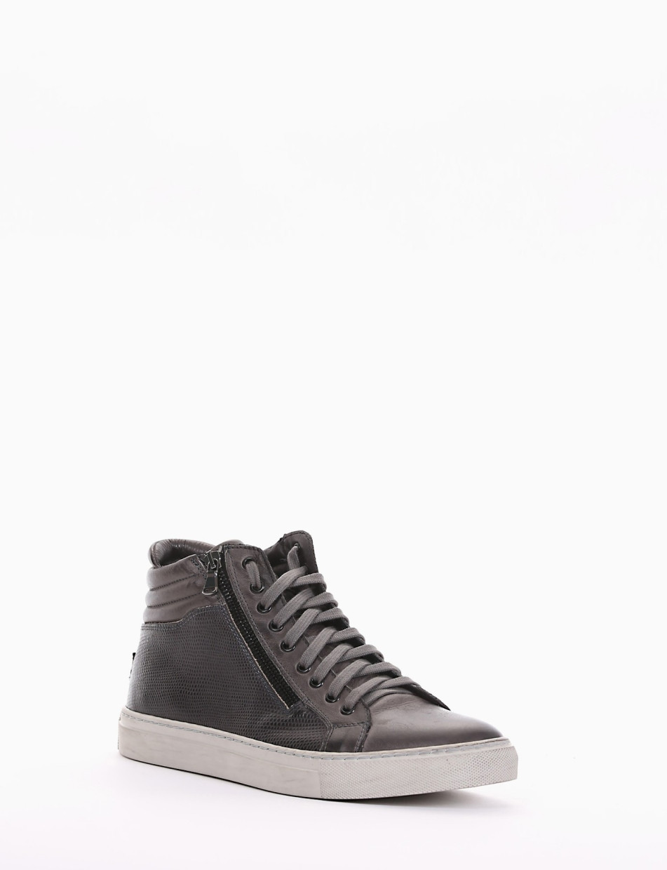 Sneakers grey leather