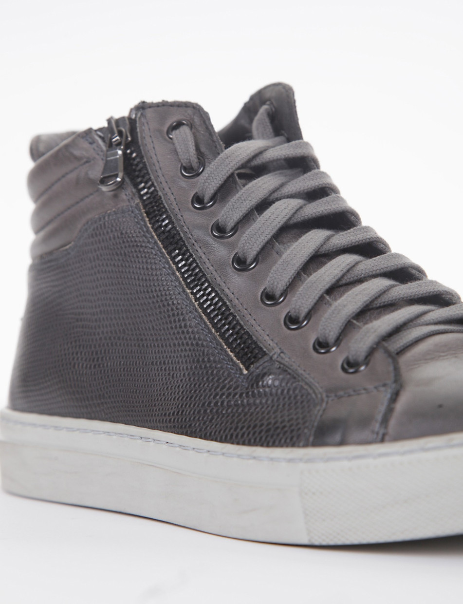 Sneakers grey leather