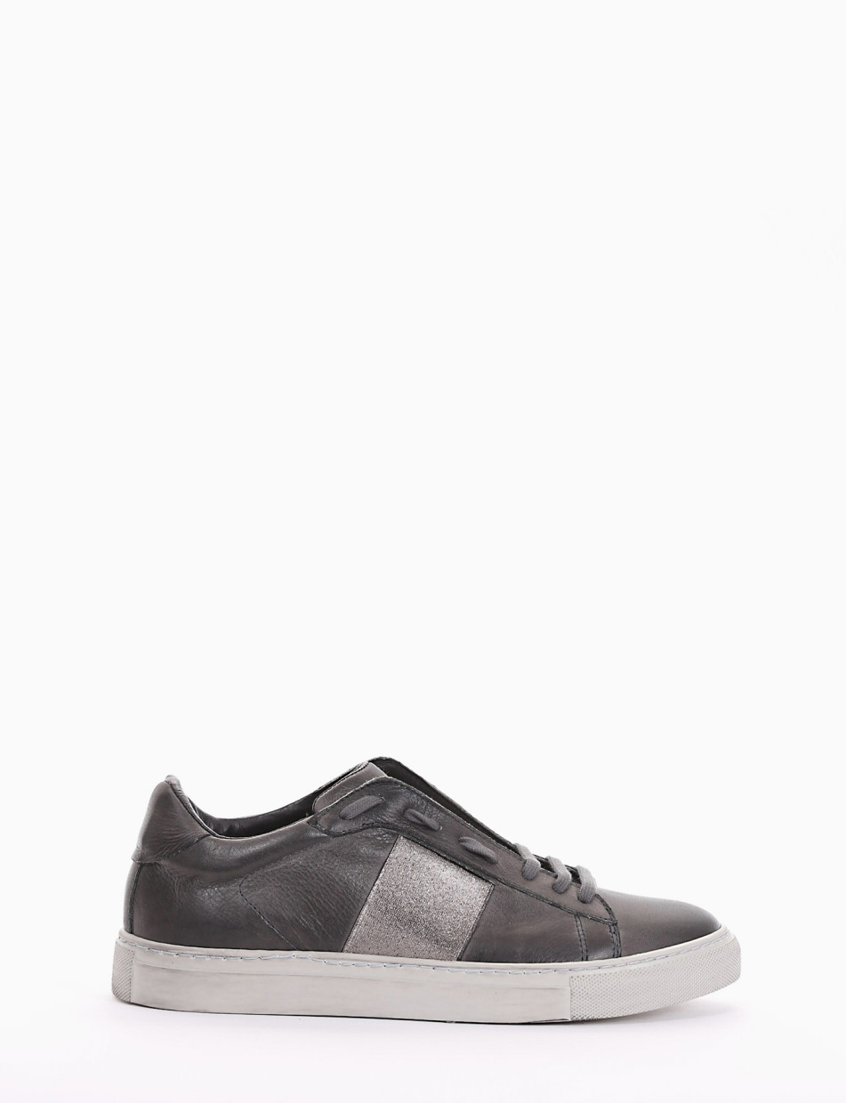 Sneakers grey leather