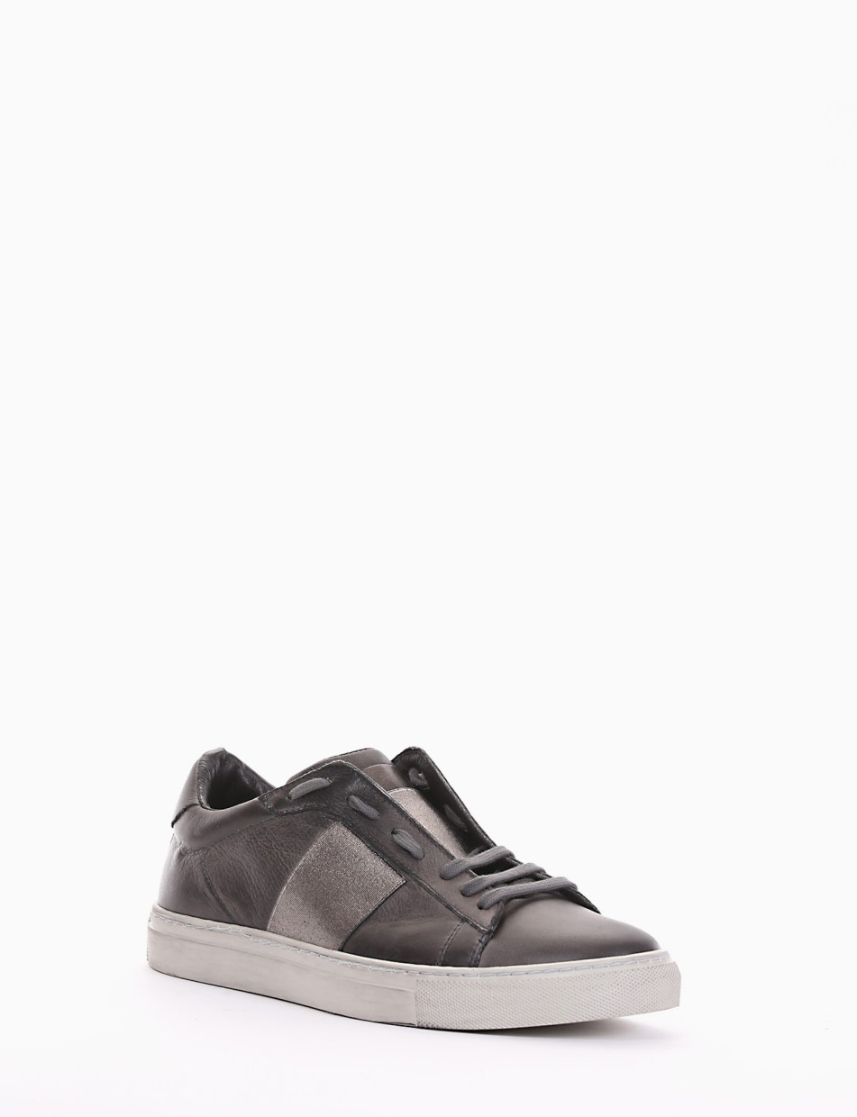 Sneakers grey leather